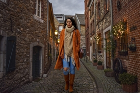 欧洲小镇街巷街拍美女图片